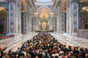 Βατικανό: Ουρές χιλιομέτρων για το τελευταίο αντίο στον Πάπα Φραγκίσκο