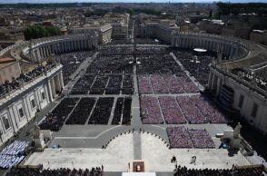 Ξένοι ηγέτες και πλήθος πιστών στη Ρώμη για την κηδεία του Πάπα Φραγκίσκου, υπό δρακόντεια μέτρα ασφαλείας - Ποιοι βρέθηκαν στις θέσεις των επισήμων 