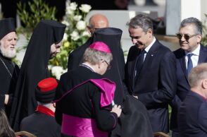 Κηδεία του πάπα Φραγκίσκου: Εικόνες και βίντεο από την παρουσία του πρωθυπουργού Κυριάκου Μητσοτάκη στην πλατεία του Αγίου Πέτρου στο Βατικανό.