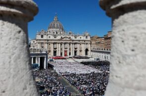 Πάπας Φραγκίσκος: Εκατοντάδες χιλιάδες πιστοί και επίσημοι από όλο τον κόσμο στη Ρώμη για την κηδεία του 88χρονου ποντίφικα - Live εικόνα