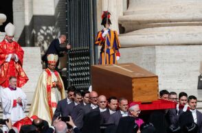 Κηδεία του πάπα Φραγκίσκου: Στη Βασιλική του Αγίου Πέτρου εψάλη το Χριστός Ανέστη λίγο πριν ολοκληρωθεί η τελετή - Το Ευαγγέλιο διαβάστηκε και στα ελληνικά