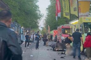 Καναδάς: Τουλάχιστον 9 άνθρωποι σκοτώθηκαν όταν οδηγός έπεσε με το αυτοκίνητό του σε πλήθος σε φεστιβάλ δρόμου στο Βανκούβερ