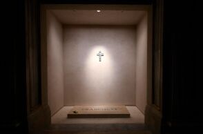 Ιταλία: Άρχισε το λαϊκό προσκύνημα στον τάφο του πάπα Φραγκίσκου στη βασιλική της Σάντα Μαρία Ματζιόρε - Ορίζεται η ημερομηνία έναρξης του κονκλαβίου