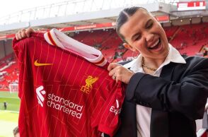 Μίλι Μπόμπι Μπράουν: Η σταρ του Stranger Things βρέθηκε στο Άνφιλντ για να δει την αγαπημένη της Λίβερπουλ να κατακτά τον τίτλο της Premier League