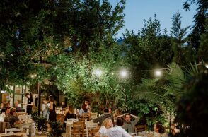 10 αθηναϊκές αυλές για να πιάσεις τον Μάη