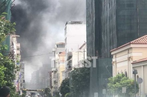 Γέμισε καπνούς το κέντρο της Πάτρας λόγω της φωτιάς 