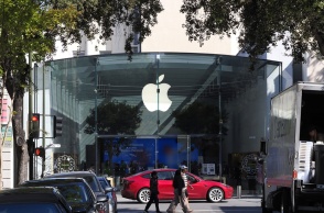 Το λογότυπο της Apple σε κτίριο στην Καλιφόρνια