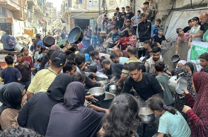 Πολίτες με κατσαρολάκια και μπολ ζητούν φαγητό σε πλατεία στη Γάζα
