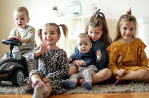 Η πτώση των γεννήσεων τρομάζει νομοθέτες και σχολιαστές