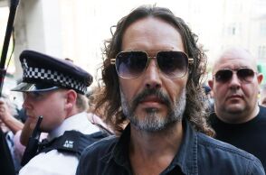 Ο Ράσελ Μπραντ κατηγορείται για βιασμό και σεξουαλική επίθεση - Αφέθηκε ελεύθερος με εγγύηση και δικάζεται στο Old Bailey στις 30 Μαΐου.