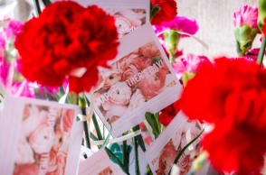 Λουλούδια και κάρτα που γράφει mothers day 