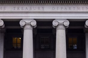 Το εμπορικό έλλειμμα των ΗΠΑ έσπασε κάθε ρεκόρ τον Μάρτιο, φτάνοντας τα 140,5 δισ. δολάρια - Εν μέσω μέτρων προστατευτισμoύ από τον πρόεδρο Τραμπ