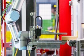 Η Amazon παρουσιάζει το ρομπότ Vulcan με αίσθηση αφής, προκαλώντας ανησυχίες για αυτοματοποίηση και απώλεια θέσεων εργασίας παγκοσμίως.