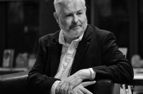 Ασπρόμαυρη φωτογραφία του Τζόναθαν Κόου