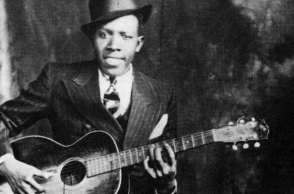 Ρόμπερτ Τζόνσον: Η ιστορία του θρυλικού κιθαρίστα των μπλουζ που γεννήθηκε στις 8 Μαΐου του 1911 και πέθανε στις 13 Αυγούστου του 1938.