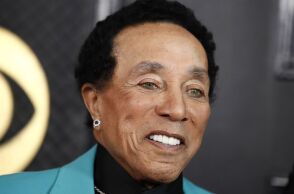 Ο Σμόκι Ρόμπινσον κατηγορείται από 4 πρώην οικιακές βοηθούς για σεξουαλική κακοποίηση, ψευδή φυλάκιση, αμέλεια και έμφυλη βία - Αγωγή 50 εκατ. δολαρίων