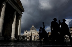 Σκιές ατόμων στο Βατικανό