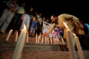 Κεριά στη μνήμη νεκρών στο Πακιστάν