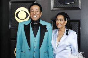 Ο Σμόκι Ρόμπινσον αρνείται κατηγορίες για σεξουαλική επίθεση και παραβιάσεις εργασιακών δικαιωμάτων από τέσσερις πρώην οικιακές βοηθούς του