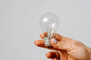 Χέρι κρατάει λάμπα