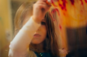 Κοριτσάκι γράφει με μαρκαδόρο σε καθρέφτη - Το χέρι της κρύβει το πρόσωπό της