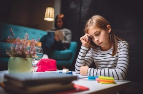 Παιδί που κρατά το κεφάλι του ενώ κάνει τις ασκήσεις του