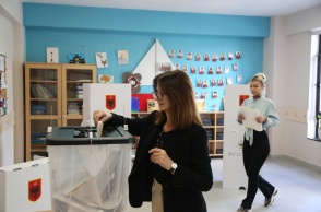 Ψηφοφόρος προσέρχεται στην κάλπη των εκλογών στην Αλβανία