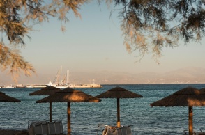 Ομπρέλες σε παραλία στην Πάρο