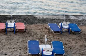 Πέντε συλλήψεις ιδιοκτητών και προσωρινών υπευθύνων καταστημάτων στην Ανάβυσσο για παράνομη κατάληψη παραλίας - Μετέτρεψαν καντίνα σε beach bar