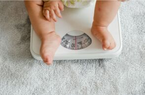 Το υπερβολικό βάρος σε μικρή παιδική ηλικία μπορεί να διπλασιάσει τον κίνδυνο παχυσαρκίας στην ενήλικη ζωή, σύμφωνα με νέα έρευνα.