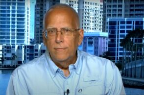 Οι ακραίες αναρτήσεις του αδελφού του Πάπα Λέοντα ΙΔ΄ προκαλούν αντιδράσεις - Φραστικές επιθέσεις σε Δημοκρατικούς και την ΛΟΑΤΚΙ+ κοινότητα.