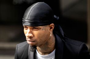 Ο ράπερ Τόρι Λέινζ μαχαιρώθηκε 14 φορές σε φυλακή της Καλιφόρνια και νοσηλεύεται - Εκτίει ποινή για τον πυροβολισμό της Μέγκαν Δε Στάλλιον.