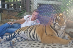 Βαγγέλης Γερμανός: Αφιέρωμα στον μεγάλο τραγουδοποιό - Ο μουσικός παραγωγός Άγγελος Σφακιανάκης θυμάται τη γνωριμία, τις συνεργασίες τους, και γράφει για την πορεία του