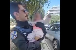 Το κοριτσάκι λίγες στιγμές μετά τον εντοπισμό του στον Άλιμο