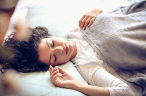 9 τροφές που σας βοηθούν να κοιμηθείτε πιο γρήγορα και καλύτερα - Τι εξηγούν οι διατροφολόγοι