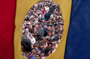 Η Ρουμανία ακροβατεί με ένα ιστορικό και τραγικό πισωγύρισμα