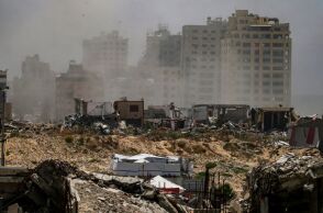 Το Ισραήλ ξεκίνησε νέα επίθεση στη Γάζα με πάνω από 100 νεκρούς, στοχεύοντας στρατηγικά σημεία και πιέζοντας για απελευθέρωση ομήρων από τη Χαμάς.