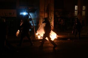 Εξάρχεια: 3 συλλήψεις και 16 προσαγωγές αντιεξουσιαστών, 3 τραυματίες αστυνομικοί και μια καμένη μοτοσικλέτα από τα νυχτερινά επεισόδια