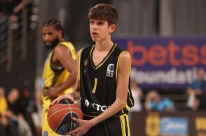 Άρης - Μαρούσι: Έγραψε ιστορία ο 14χρονος Πάρης Κλώντζαρης - Έγινε ο νεότερος παίκτης στην ιστορία της Stoiximan Basket League.