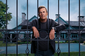 Φίλοι και γείτονες: Η μεγάλη επιστροφή του Τζον Χαμ αξίζει το binge της