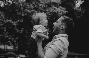 Πατέρας με το παιδί του σε χαρούμενες στιγμές