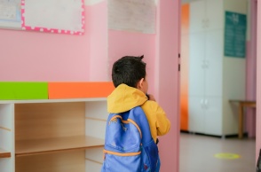 Παιδάκι που μπαίνει σε παιδικό σταθμό 