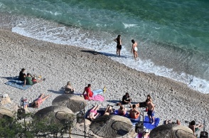 Πολίτες στην παραλία αναζητούν λίγες στιγμές δροσιάς