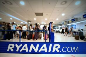 Δικαστική διαμάχη για αυξήσεις μισθών στη Ryanair: Η εταιρεία ζητά από Ισπανούς αεροσυνοδούς να επιστρέψουν έως €3.000 μετά από ακύρωση συμφωνίας