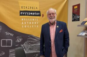 Ο Αντώνης Σκιαθάς, μέλος του Δ.Σ. της Εταιρείας Συγγραφέων, στο περίπτερό τους στην 21η ΔΕΒΘ