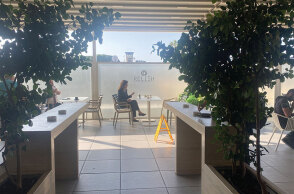 Σε βλέπω να καπνίζεις στο αεροδρόμιο