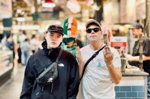 Οι Kneecap καταγγέλλουν ως πολιτική δίωξη την κατηγορία τρομοκρατίας για σημαία της Χεζμπολάχ - Το ραπ συγκρότημα συνεχίζει να κατακρίνει τον πόλεμο στη Γάζα.