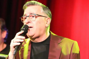 Ο Γιώργος Κουβαράς έπιασε το μικρόφωνο - και όχι για να μας πει τις ειδήσεις