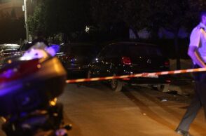 Αυτοκίνητο έπεσε σε στάση λεωφορείου στο Χαλάνδρι - Ο οδηγός αυτοτραυματίστηκε με μαχαίρι