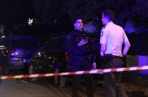 Τροχαίο στο Χαλάνδρι: «Αυτοτραυματίστηκε με ένα μαχαίρι στο λαιμό και το στήθος», λένε αυτόπτες μάρτυρες